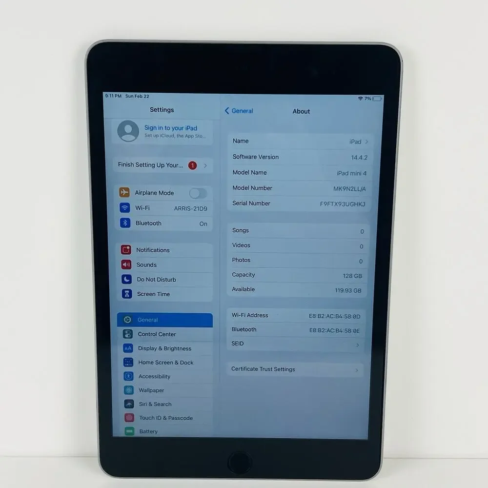 Apple iPad mini 4 (4th Gen) 128GB WiFi 7.9 inch A1538 - Space Gray